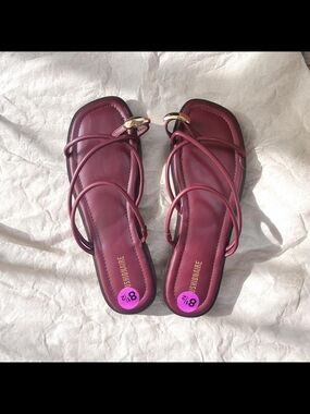 Cushionaire Venue  Burgundy Strappy Flat Sandals 8.5 Nwot